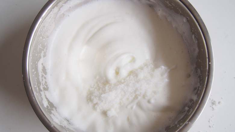 咖啡奶油卷,蛋白放入无水无油的盆子中，分三次加入细砂糖，打发至有打蛋器小弯钩出现。