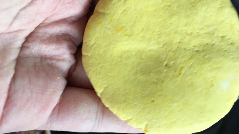南瓜糯米饼（超简单）,拍成均匀的面饼状