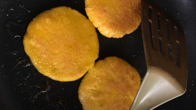 南瓜糯米饼（超简单）,不粘锅里放少许油，放入面饼小火煎，十秒左右翻面，很容易煎糊所以要注意不要煎过了，两面金黄即可出锅