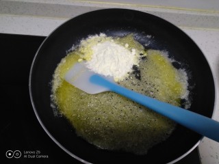 儿时小零食~江米球,倒入奶粉，搅拌均匀。