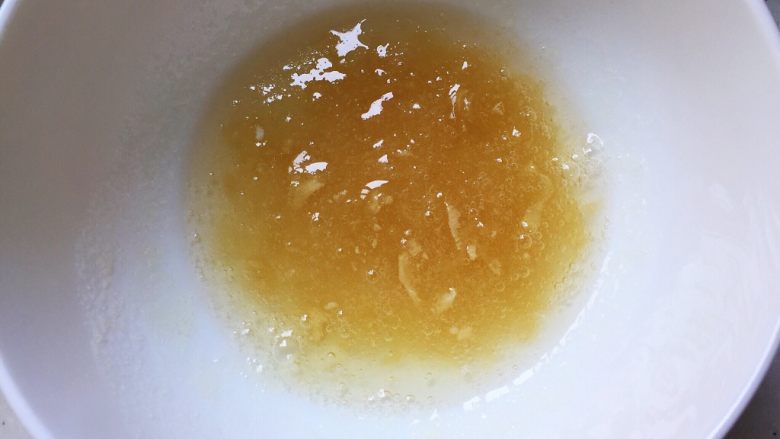 火龙果樱花慕斯,10g吉利丁粉（粉和片的使用方法是一样的）冷水浸泡5分钟