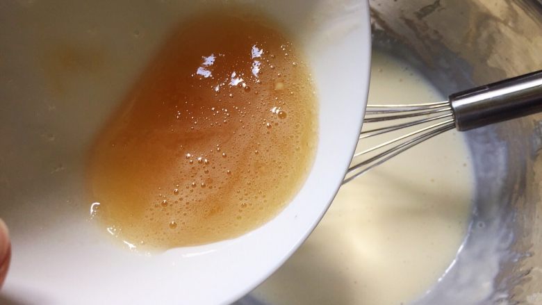 火龙果樱花慕斯,浸泡后的吉利丁粉隔水加热至融化，倒入奶酪糊中，搅拌均匀