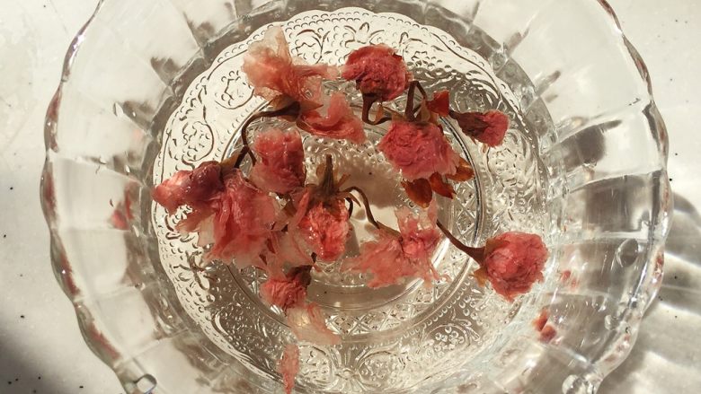 火龙果樱花慕斯,樱花提前一会浸泡，如果是咸的，可以换几次水，尽量去掉点盐分