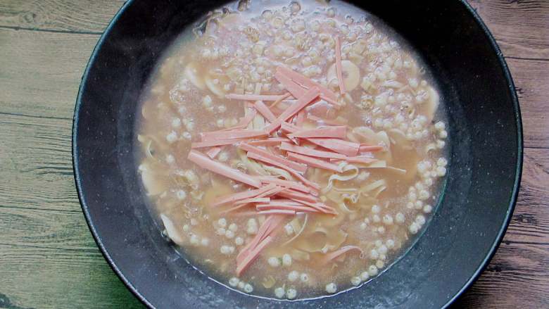 快手杂汤,把火腿丝放入锅里，加入香油一勺、香醋半勺调味即可