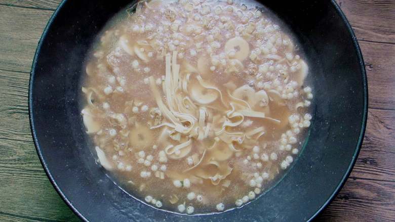 快手杂汤,将调好的胡椒糊倒入锅内，还有料包里自带的其余材料放入，烧开