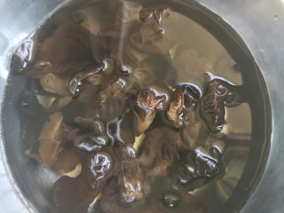 菌菇炒蛋,木耳泡发