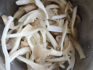 菌菇炒蛋,白玉菇，平菇撕小朵