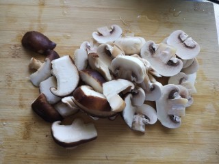 菌菇炒蛋,蘑菇，香菇切片