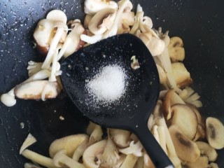 菌菇炒蛋,盐