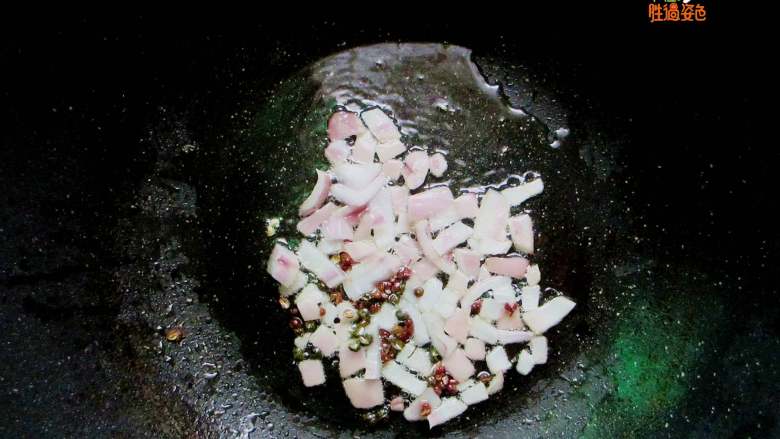 香辣面筋圈,待锅加热放入适量油（比平时烧菜的量稍多一些，面筋比较吃油），然后放入洋葱碎、花椒炒香