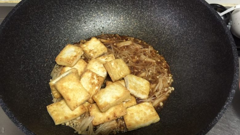 金针菇炖豆腐,将豆腐倒入继续炖煮。