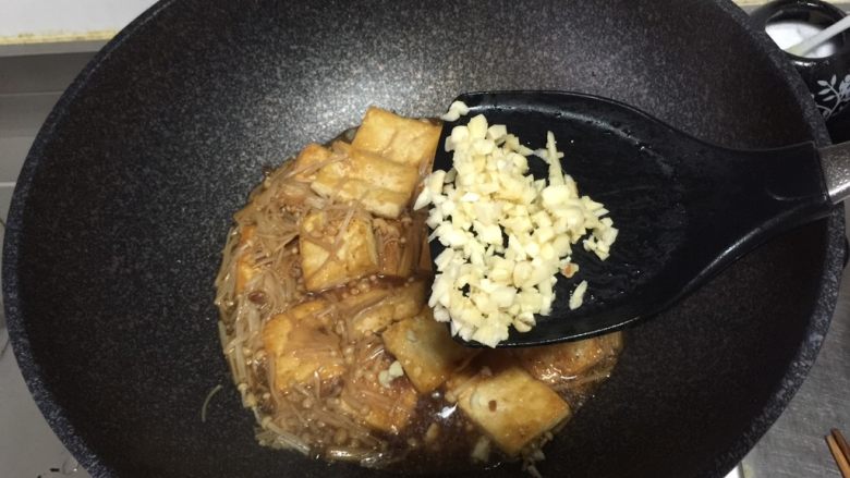 金针菇炖豆腐,快收汁是加入蒜末
