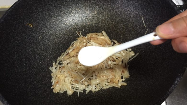 金针菇炖豆腐,加入1勺盐