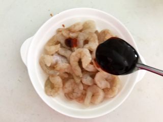烤香辣串串虾,加入1勺蚝油