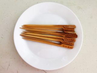 烤香辣串串虾,把竹签子用开水烫一下，晾干