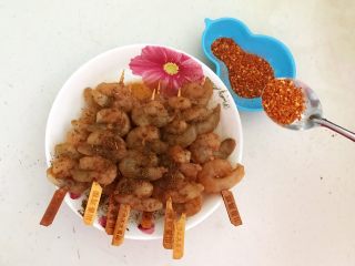 烤香辣串串虾,在撒上少许辣椒粉