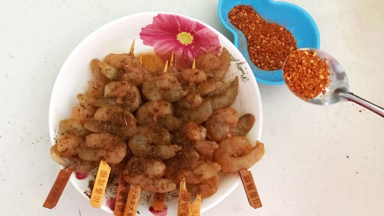 烤香辣串串虾,在撒上少许辣椒粉