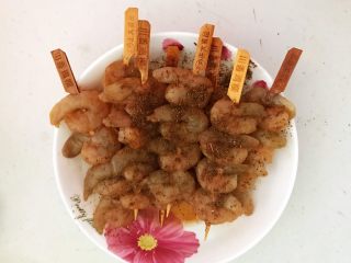 烤香辣串串虾,两面都均匀的撒一层孜然粉