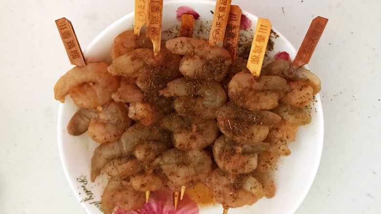 烤香辣串串虾,两面都均匀的撒一层孜然粉