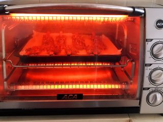烤香辣串串虾,把烤盘放入预热好的烤箱里，上下火200W烤10分钟