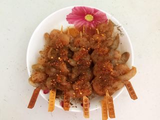 烤香辣串串虾,两面都撒上少许辣椒粉