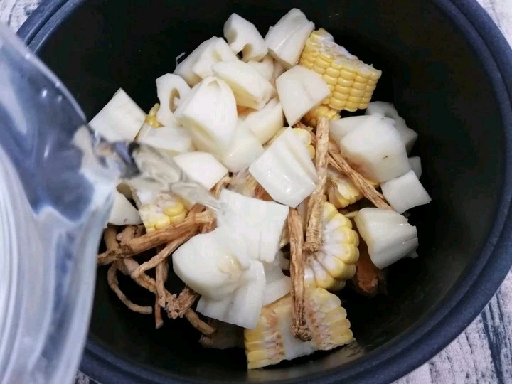 大骨玉米莲藕汤,再把莲藕放入，最后加入跟食材一平的水，最后按煲汤键，煲刻各种食材熟为止