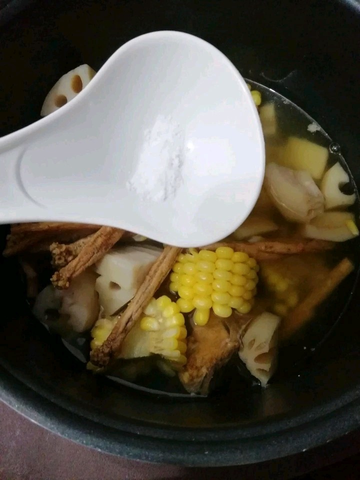 大骨玉米莲藕汤,各种食材熟了以后，再放入盐搅拌均匀