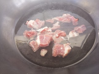 红烧牛肉面,然后锅里烧水，把牛腩放在水里焯一下。