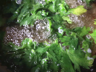 凉拌芹菜叶,焯水到芹菜叶变绿，变软，再次开锅就可以捞出来了，
