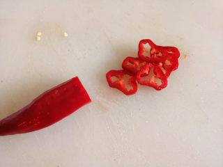 凉拌芹菜叶,红辣椒切成喜欢的形状，我这个红辣椒比较细，就直接切成圈了，放到芹菜叶一起，