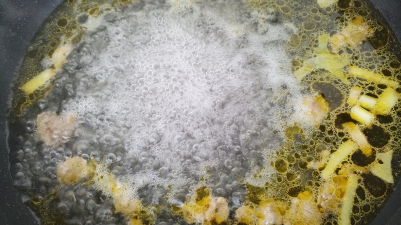牛肉菌汤,然后加入适量的水，把水烧开。
