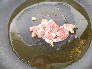 牛肉菌汤,锅里热油，先把牛肉放进去炒。