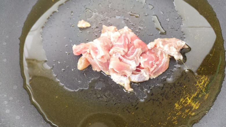 牛肉菌汤,锅里热油，先把牛肉放进去炒。