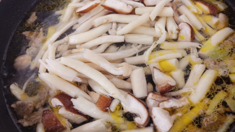 牛肉菌汤,再加入蟹味菇和香菇。