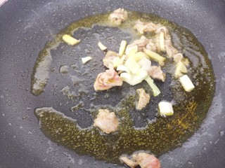 牛肉菌汤,再放入葱和姜一起炒。