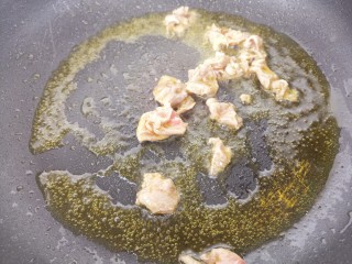牛肉菌汤,把牛肉炒熟。