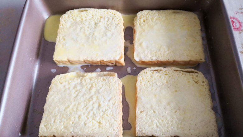 岩烤乳酪面包,趁热，将乳酪液倒在吐司片上，如果喜欢软一点的口感，就把吐司的周围都涂上乳酪液，如果喜欢脆一些，那么只能把乳酪液倒在吐司的表面，四周不要涂哦，