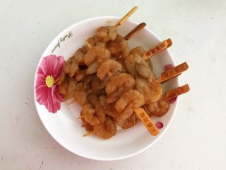 烤香辣串串虾,把腌制入味的虾仁用竹签穿起来，每个竹签子穿4个虾仁