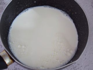 芒果奶冻,把纯牛奶倒入奶锅中