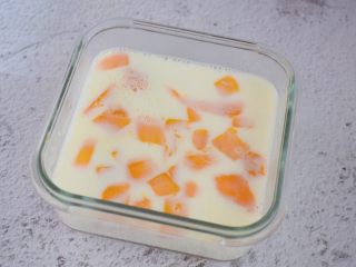 芒果奶冻,倒入晾凉的牛奶，放入冰箱冷藏5小时以上，有时间最好冷藏过夜