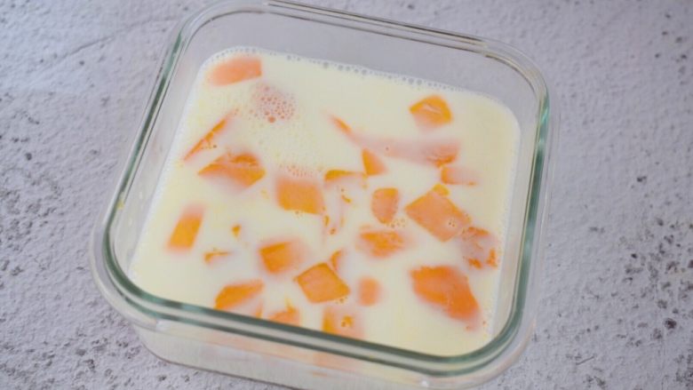 芒果奶冻,倒入晾凉的牛奶，放入冰箱冷藏5小时以上，有时间最好冷藏过夜