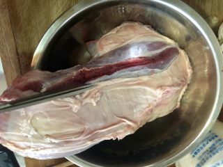 酱牛肉,把牛腱子表面的那一层皮竖向轻轻剪开，一条牛腱子，剪开三条缝就可以了。