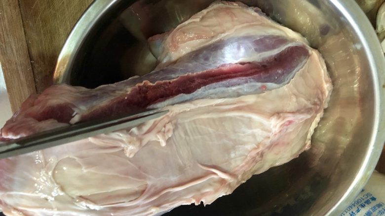酱牛肉,把牛腱子表面的那一层皮竖向轻轻剪开，一条牛腱子，剪开三条缝就可以了。