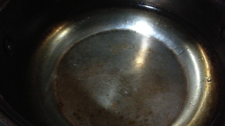 快手菜，黄瓜泡菜猪油拌面,锅中加水