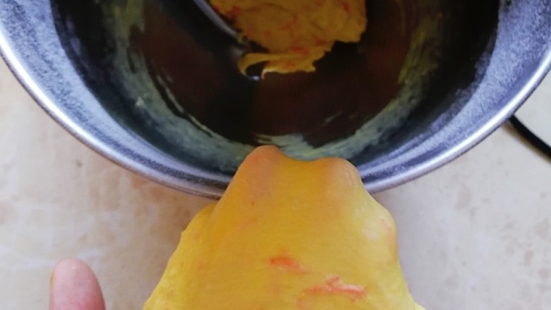 胡萝卜小面包（一次发酵）,一档揉成团，转三档揉至厚膜