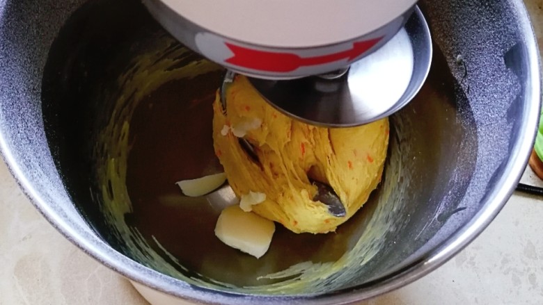 胡萝卜小面包（一次发酵）,放入切小块软化的黄油