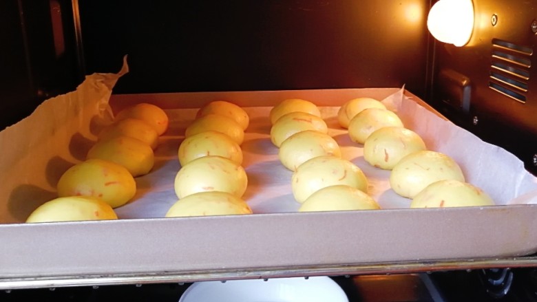 胡萝卜小面包（一次发酵）,放入烤箱进行发酵（32度大概20分钟左右）
