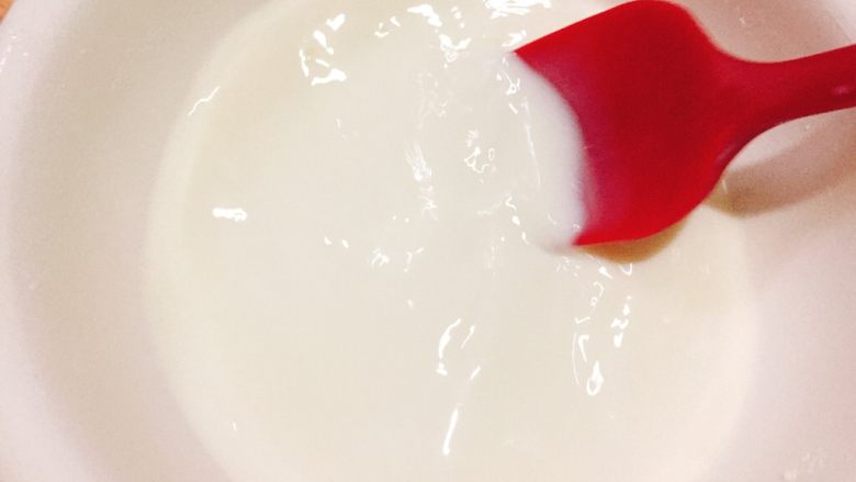 网红甜品+火龙果汁牛奶小方,再次搅拌均匀其之融化