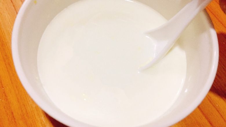 网红甜品+火龙果汁牛奶小方,加入奶粉搅拌均匀及完全融合，也可以用牛奶代替。