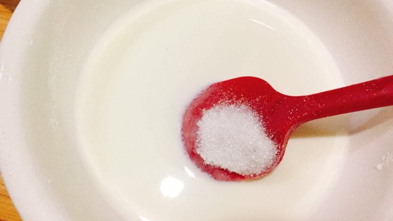 网红甜品+火龙果汁牛奶小方,继续加入细砂糖
